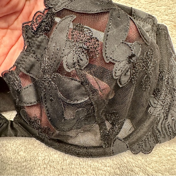 Victoria’s Secret unlined plunge - Picture 3 of 4